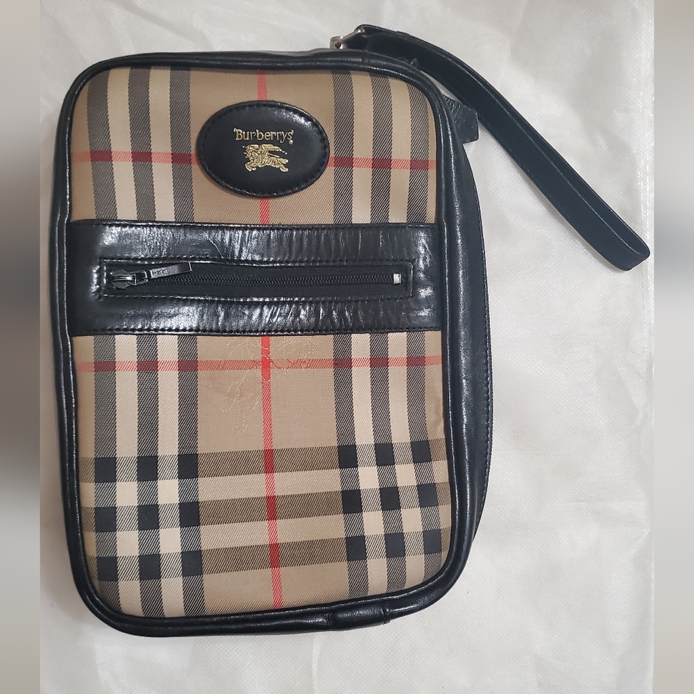 Burberrys clutch/wristlet